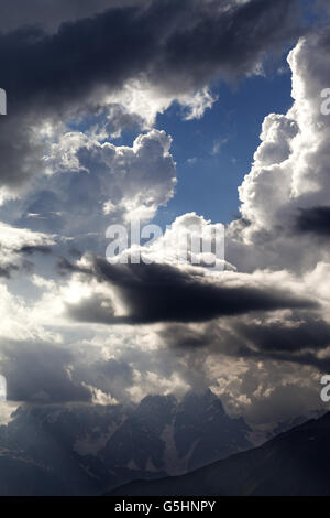 Hohe Berge vor Regen und Sonne Wolken. Kaukasus-Gebirge. Georgien, Region Svanetia. Stockfoto