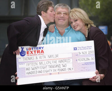 Der LKW-Fahrer Thomas Naylor (46) und seine Frau Rita (44) aus den West Midlands feiern mit der Schauspielerin Joanna Lumley ihren 15-Millionen-Lotteriesieg im Londoner Dorchester Hotel. * The Lottery Extra, ein Spin-off-Spiel der National Lottery, das nur mit dem Jackpot gewonnen wird, hatte sich seit Beginn des letzten Spiels am 5. September zweimal pro Woche ausgerollt, um die bisher größte Auszahlung für einen einzigen Gewinner zu erzielen, der sich für Werbung entschieden hat, Und die sechstgrößte in der siebenjährigen Geschichte der National Lottery. Stockfoto