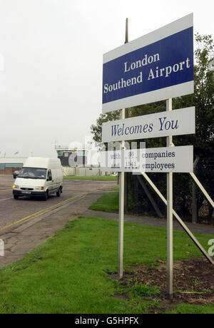 Der Haupteingang des London Southend Airport, Southend-on-Sea. Ein Koda Air Boeing 707 Frachtflugzeug wurde von Zoll- und Verbrauchsoffiziere am Flughafen beschlagnahmt, nachdem Kokain-Koffer mit einem Straßenwert von 32 Millionen aus dem Flugzeug geworfen wurden. * ... nach der Landung in Southend. Stockfoto