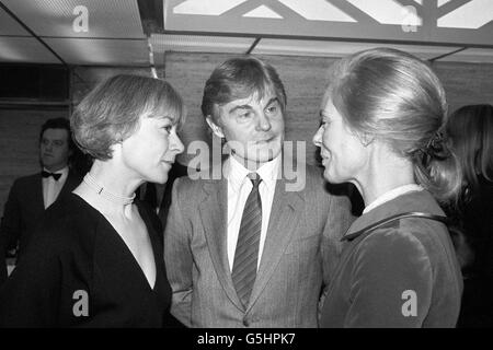 Die Herzogin von Kent (rechts) chattet mit Derek Jacobi und Geraldine McEwan, die bei den Evening Standard Awards mit dem Preis für den besten Darsteller und die beste Schauspielerin ausgezeichnet wurden. Stockfoto