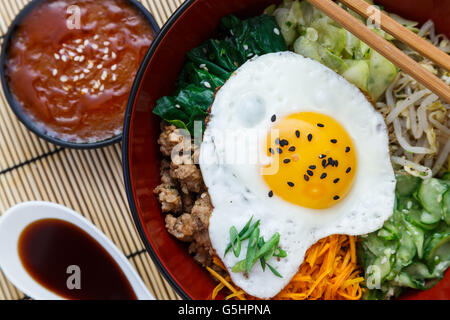 Koreanische Küche, Rindfleisch Bibimbap in einem Tontopf auf Bambus Stockfoto