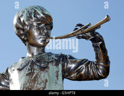 Sir George Framptons Statue von Peter Pan, 1912, gestiftet vom Peter Pan Schöpfer Sir James Barrie in den Kensington Gardens in London. Stockfoto