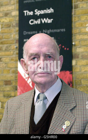 Bob Peters, 86, im Imperial war Museum in London, bei ihrer Ausstellung zum Spanischen Bürgerkrieg. Bob, ursprünglich aus Südwales, diente für das britische Bataillon und wurde am 7. Juli 1937, zwei Tage nachdem er an die Front geschickt worden war, in die Wirbelsäule geschossen. * in den Kämpfen, aber immer noch wieder in Aktion einige Wochen später als Motorrad-Dispatch-Fahrer dienen. Stockfoto