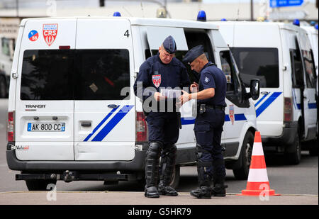 Polizei außerhalb der Metro Station Porte de Saint Cloud vor der UEFA Euro 2016, Gruppe C match bei dem Parc Des Princes in Paris. Stockfoto