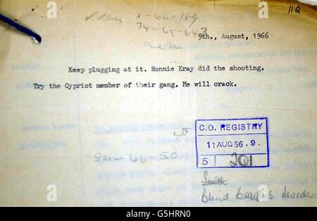 Eine Kopie eines anonymen Briefes, der an die Polizei von Scotland Yard geschickt wurde, in Bezug auf die berüchtigten Londoner Gangster der 1960er Jahre, die die Krays öffentlich gemacht haben, im Public Records Office in Kew im Südwesten Londons. Stockfoto