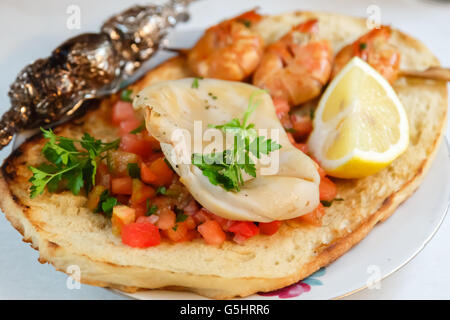 Gegrillte Garnelen und Tintenfisch auf Bruschetta mit salsa Stockfoto