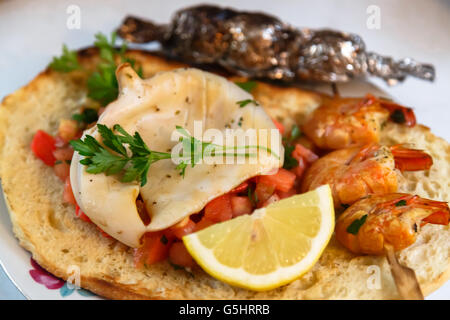 Gegrillter Schwertfisch und Garnelen auf italienische bruschetta Stockfoto