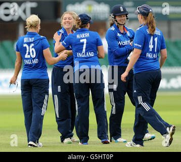 England'¢'s Heather Knight Second Left) wird von Teamkollegen gratuliert, nachdem sie fünf Wickets während des Royal London One Day International Spiels auf dem Fischer County Ground, Leicester, genommen haben. Stockfoto