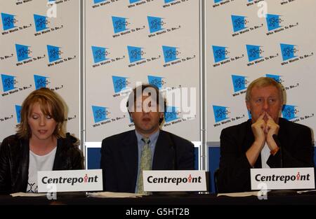 Centrepoint Chief-Executive Anthony Lawton (Mitte), flankiert von Channel 5-Newsreader Kirsty Young und TV- und Radiomoderator Chris Tarrant, lancierte bei einer Fotoaktion in der St Anne's Church in Soho, London, die Centrepoint Challenge: 'Who wants to be...?'-Kampagne *...zur Einbringung von 1 Million für junge Obdachlose. Stockfoto