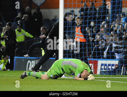 Fußball - npower Football League Championship - Sheffield Mittwoch gegen Leeds United - Hillsborough. Sheffield Mittwoch Torhüter Chris Kirkland liegt auf dem Boden, nachdem er von einem Leeds United Fan getroffen wurde Stockfoto