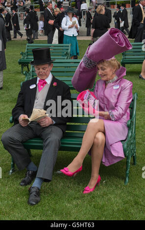 Mrs. Florence Claridge und Mr. Edward Claridge. Royal Ascot Pferderennen Berkshire Sie trägt einen ihrer typischen übergroßen Hüte. HOMER SYKES AUS DEN 2006 2000ER JAHREN Stockfoto