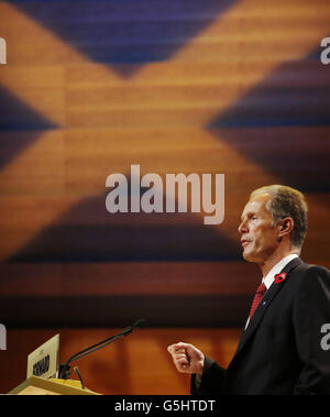 Der Chef der parteiunabhängigen Kampagne Blair Jenkins spricht vor der jährlichen nationalen Konferenz der Scottish National Party (SNP) in der Perth Concert Hall in Schottland. Stockfoto