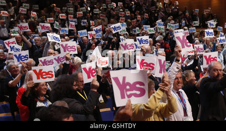 Delegierte nach einer Rede des Vorsitzenden der parteiunabhängigen Kampagne für Unabhängigkeit Blair Jenkins an die jährliche nationale Konferenz der Scottish National Party (SNP) in der Perth Concert Hall in Schottland. Stockfoto