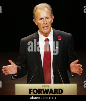 Der Chef der parteiunabhängigen Kampagne Blair Jenkins spricht vor der jährlichen nationalen Konferenz der Scottish National Party (SNP) in der Perth Concert Hall in Schottland. Stockfoto