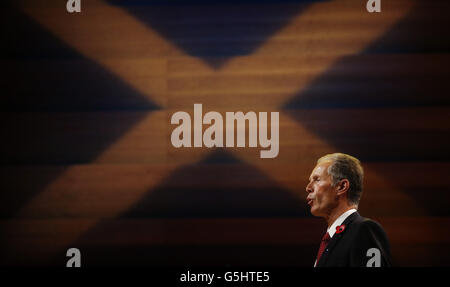 Der Chef der parteiunabhängigen Kampagne Blair Jenkins spricht vor der jährlichen nationalen Konferenz der Scottish National Party (SNP) in der Perth Concert Hall in Schottland. Stockfoto