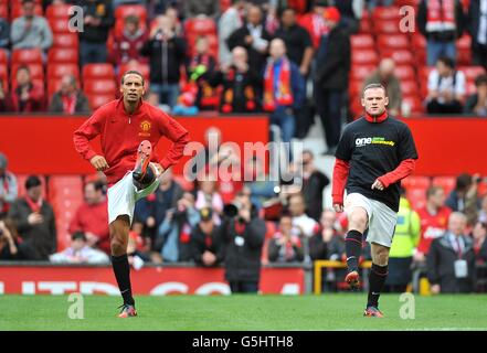 Manchester United's Rio Ferdinand (links) beim Warm Up AS Sein Teamkollege Wayne Rooney (rechts) trägt Kick IT Out Anti-Rassismus Kampagnen-T-Shirt Stockfoto