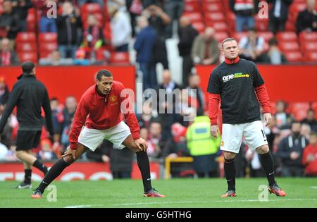 Manchester United's Rio Ferdinand (links) beim Warm Up AS Sein Teamkollege Wayne Rooney (rechts) trägt Kick IT Out Anti-Rassismus Kampagnen-T-Shirt Stockfoto