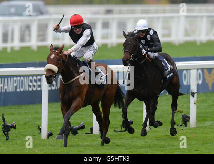 Sapphire mit Pat Scullen (rechts), den Siegern der Qipco British Champions, den Einsätzen von Mares und Shirocco Star, gefahren von Kieren Fallon (links), während des QIPCO British Champions Day auf der Ascot Racecourse, Ascot. Stockfoto