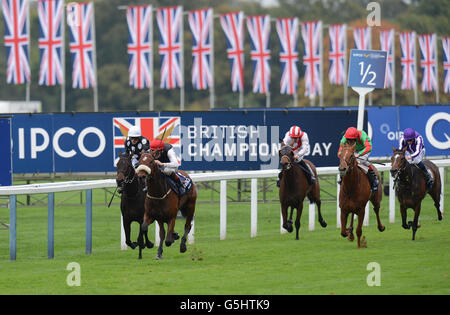 Sapphire mit Pat Scullen (rechts), den Siegern der Qipco British Champions, den Einsätzen von Mares und Shirocco Star, gefahren von Kieren Fallon (links), während des QIPCO British Champions Day auf der Ascot Racecourse, Ascot. Stockfoto