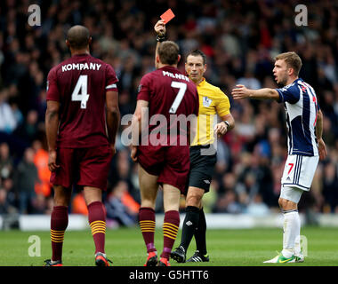 Schiedsrichter Mark Clattenburg zeigt dem Manchester City Spieler James Milner die rote Karte nach seinem Foul auf West Bromwich Albions Shane Long während des Barclays Premier League Spiels in den Hawthorns, West Bromwich. Stockfoto