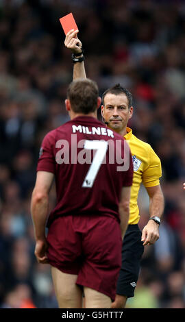 Schiedsrichter Mark Clattenburg zeigt dem Manchester City Spieler James Milner die rote Karte nach seinem Foul auf West Bromwich Albions Shane Long während des Barclays Premier League Spiels in den Hawthorns, West Bromwich. Stockfoto