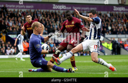 Joe Hart von Manchester City rettet vor West Bromwich Albions Graham Dorrans während des Spiels der Barclays Premier League bei den Hawthorns, West Bromwich. Stockfoto