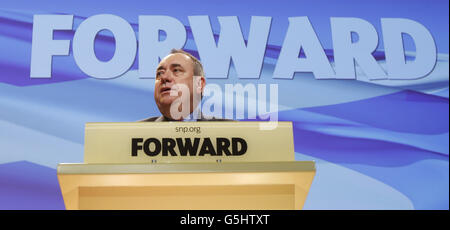 Der erste Minister Alex Salmond spricht vor der jährlichen nationalen Konferenz der Scottish National Party (SNP) in der Perth Concert Hall in Schottland. Stockfoto