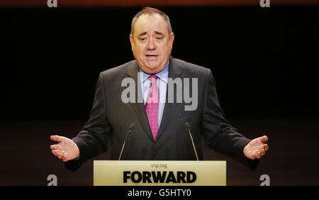 Der erste Minister Alex Salmond spricht vor der jährlichen nationalen Konferenz der Scottish National Party (SNP) in der Perth Concert Hall in Schottland. Stockfoto