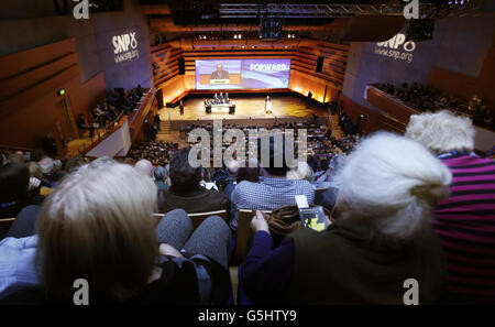 Der erste Minister Alex Salmond spricht vor der jährlichen nationalen Konferenz der Scottish National Party (SNP) in der Perth Concert Hall in Schottland. Stockfoto