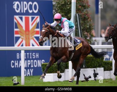 Pferderennen - QIPCO British Champions Day - Ascot Racecourse. Frankel von Tom Queally gewinnt beim QIPCO British Champions Day auf der Ascot Racecourse, Ascot, den Einsatz des Qipco Champions. Stockfoto