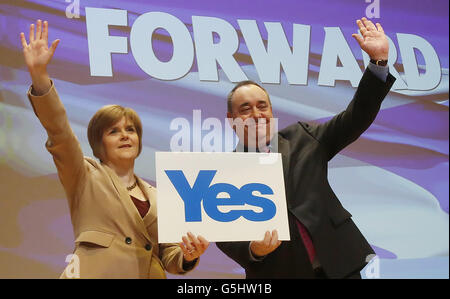 Der erste Minister Alex Salmond und die stellvertretende erste Ministerin Nicola Sturgeon (links) im Anschluss an die Ansprache des ersten Ministers an die jährliche nationale Konferenz der Scottish National Party (SNP) in der Perth Concert Hall in Schottland. Stockfoto