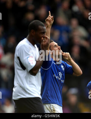 Peter Lovenkrands von Birmingham City feiert das Tor zum ersten Tor des Spiels, da Wes Morgan von Leicester City während des Spiels der npower Football League in St. Andrews, Birmingham, niedergeschlagen erscheint. Stockfoto