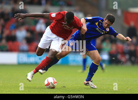 Fußball - npower Football League Championship - Nottingham Forest / Cardiff City - City Ground. Guy Moussi vom Nottingham Forest (links) und Peter Whittingham von Cardiff City (rechts) in Aktion Stockfoto