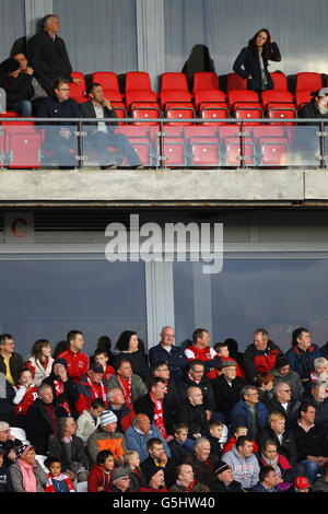 Fußball - npower Football League Two - Fleetwood Town / AFC Wimbledon - Highbury Stadium. Die Fans von Fleetwood Town auf den Tribünen während des Spiels npower Football League Two im Higbury Stadium, Fleetwood. Stockfoto