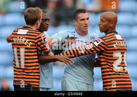 Die Stimmung zwischen Nathan Cameron und Callum Ball aus Coventry City und Jordan Stewart aus Notts County während des npower Football League One-Spiels in der Ricoh Arena, Coventry, wird geschmort. Stockfoto