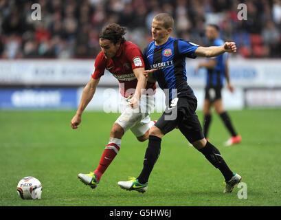 Charlton Athletic's Lawrie Wilson (links) und Barnsley's Tomasz Cywka während des npower Football League-Spiels im Valley, Charlton. Stockfoto