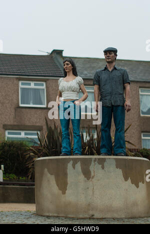 Öffentliche Kunst-Skulptur - Land Version des Paares von Künstler Sean Henry an Vernon Platz auf der Promenade am Newbiggin am Meer, Northumberland. Stockfoto