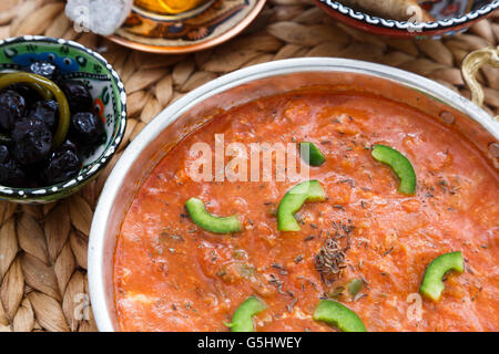 Menemen türkisches Frühstück essen Ei, Tomaten und Paprika in die Pfanne mit Konzept-Hintergrund Stockfoto