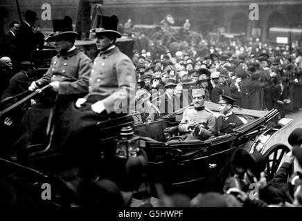 Prinz Albert teilt sich einen Wagen mit Alexander, Kronprinz von Serbien, während sie durch London reisen. Stockfoto