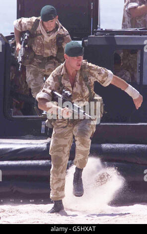 Royal Marines von 40 Commando traf den Strand während einer amphibischen Demonstration in Oman. Zweihundert Männer von 40 Commando, die Teil der 3 Commando Brigade sind, wurden für den Einsatz in Afghanistan sofort in Bereitschaft gesetzt. *... und wird an Bord der HMS Fearless im Golf bleiben, wenn andere Truppen aus dem Training im Oman zurückkehren. 21/01/03 : die britischen Truppen, die sich auf den Golfkrieg vorbereiten, warten immer noch auf Ausrüstung einschließlich Wüstenstiefel, und nicht alle Panzer und Artillerie sind für die Bedingungen bereit, hat die Regierung zugegeben. Die Minister bestanden jedoch darauf, dass angemessene Vorräte bestellt worden waren. Stockfoto