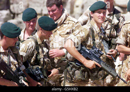 Royal Marines von 40 Commando traf den Strand während einer amphibischen Demonstration in Oman. Zweihundert Männer von 40 Commando, die Teil der 3 Commando Brigade sind, wurden für den Einsatz in Afghanistan sofort in Bereitschaft gesetzt. *... und wird an Bord der HMS Fearless im Golf bleiben, wenn andere Truppen aus dem Training im Oman zurückkehren. Stockfoto