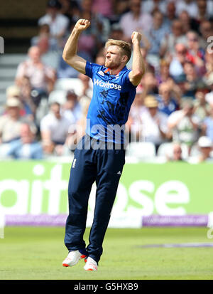 Englands David Willey feiert Entlassung Sri Lankas Kusal Perera während der ersten One Day International an der Nottingham Trent Bridge. Stockfoto