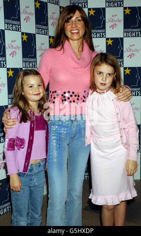 Model Stacy Young (Frau des Sängers Paul Young) mit ihrer Tochter Layla (links) und dem Freund ihrer Tochter Georgia bei der Premiere des Videos „Barbie in the Nutcracker“ im Banqueting House in Whitehall, London. Stockfoto