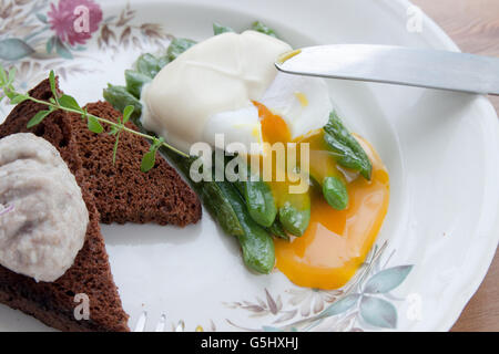 Flüssiges Eigelb pochierte Eier mit grünen Bohnen, Frühstück Stockfoto