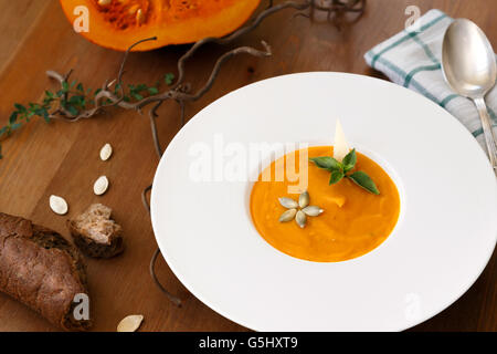 Kürbis Cremesuppe mit Basilikum und Samen Stockfoto