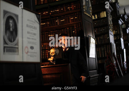 Schauspieler Aonghus Og McNally spielt den jungen Bram Stoker in der Marsh's Library in Dublin bei einer Fotoansage, um „The Judge's House“ zu promoten, basierend auf einer Bram Stoker-Kurzgeschichte der „The Performance Corporation“, die dieses Wochenende in der alten Bibliothek stattfinden wird. Stockfoto