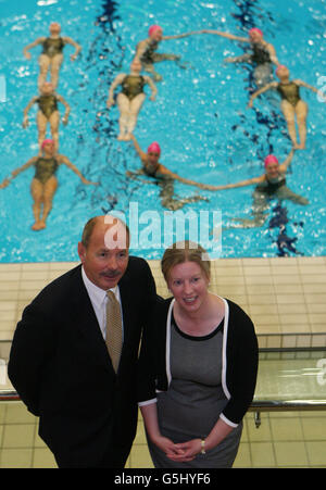 Der schottische Minister für die Commonwealth Games Shona Robinson und der Olympiasieger David Wilkie starten den Legacy 2014 Active Places Fund, der Teil des Commonwealth Games-Vermächtnisses ist, im Commonwealth Pool in Edinburgh. Stockfoto
