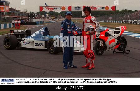 20-Jul-95 ... F1 Auto V GP 500 Bike ... Ukyo Katayama im Tyrrell F1-Auto fordert Norifumi Abes auf dem Roberts GP 500 Bike in Donington heraus Stockfoto