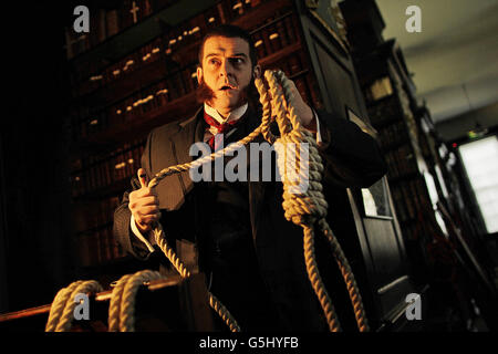 Schauspieler Aonghus Og McNally spielt den jungen Bram Stoker in der Marsh's Library in Dublin bei einer Fotoansage, um „The Judge's House“ zu promoten, basierend auf einer Bram Stoker-Kurzgeschichte der „The Performance Corporation“, die dieses Wochenende in der alten Bibliothek stattfinden wird. Stockfoto