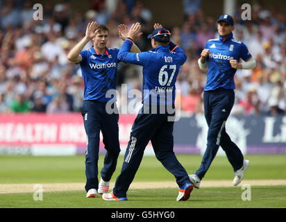 Englands Chris Woakes (links) feiert Entlassung Sri Lankas Kusal Mendis, die erste One-Day International an der Nottingham Trent Bridge. Stockfoto